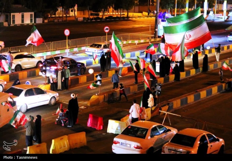 مردم ایران در مسیر تهران برای بدرقه رهبر شهید