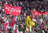 پرچم کشتن ترامپ در مراسم وداع با رهبر شهید