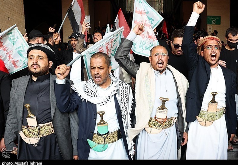 Ansarullah Delegation Joins Foreign Guests at Funeral Prayers for Martyred Leader