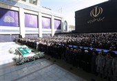 حضور فرزندان رهبر، سران قوا و جمعی از مسئولان ارشد در مراسم اقامه نماز بر پیکر رهبر شهید/1
