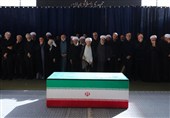 حضور فرزندان رهبر، سران قوا و جمعی از مسئولان ارشد در مراسم اقامه نماز بر پیکر رهبر شهید/7