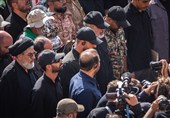 حضور فرزندان رهبر، سران قوا و جمعی از مسئولان ارشد در مراسم اقامه نماز بر پیکر رهبر شهید-8