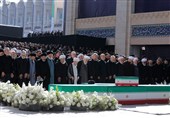 حضور فرزندان رهبر، سران قوا و جمعی از مسئولان ارشد در مراسم اقامه نماز بر پیکر رهبر شهید-9
