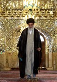 تصاویری از رهبر شهید انقلاب در مراسم غبارروبی حرم مطهر رضوی