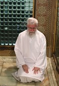 تصاویری از رهبر شهید انقلاب در مراسم غبارروبی حرم مطهر رضوی