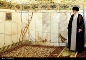تصاویری از رهبر شهید انقلاب در مراسم غبارروبی حرم مطهر رضوی