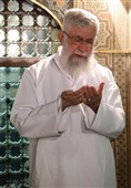 تصاویری از رهبر شهید انقلاب در مراسم غبارروبی حرم مطهر رضوی