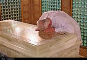 تصاویری از رهبر شهید انقلاب در مراسم غبارروبی حرم مطهر رضوی