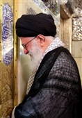 تصاویری از رهبر شهید انقلاب در مراسم غبارروبی حرم مطهر رضوی
