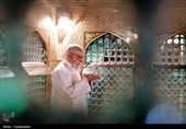 تصاویری از رهبر شهید انقلاب در مراسم غبارروبی حرم مطهر رضوی