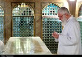 تصاویری از رهبر شهید انقلاب در مراسم غبارروبی حرم مطهر رضوی