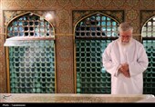 تصاویری از رهبر شهید انقلاب در مراسم غبارروبی حرم مطهر رضوی