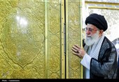 تصاویری از رهبر شهید انقلاب در مراسم غبارروبی حرم مطهر رضوی