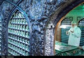 تصاویری از رهبر شهید انقلاب در مراسم غبارروبی حرم مطهر رضوی