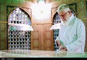 تصاویری از رهبر شهید انقلاب در مراسم غبارروبی حرم مطهر رضوی