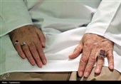 تصاویری از رهبر شهید انقلاب در مراسم غبارروبی حرم مطهر رضوی