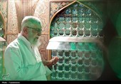 تصاویری از رهبر شهید انقلاب در مراسم غبارروبی حرم مطهر رضوی