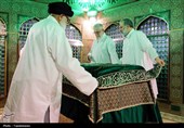 تصاویری از رهبر شهید انقلاب در مراسم غبارروبی حرم مطهر رضوی