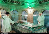 تصاویری از رهبر شهید انقلاب در مراسم غبارروبی حرم مطهر رضوی