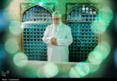 تصاویری از رهبر شهید انقلاب در مراسم غبارروبی حرم مطهر رضوی