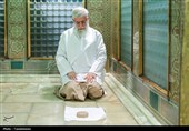 تصاویری از رهبر شهید انقلاب در مراسم غبارروبی حرم مطهر رضوی