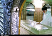 تصاویری از رهبر شهید انقلاب در مراسم غبارروبی حرم مطهر رضوی
