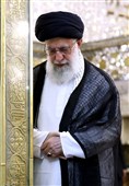 تصاویری از رهبر شهید انقلاب در مراسم غبارروبی حرم مطهر رضوی