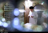 تصاویری از رهبر شهید انقلاب در مراسم غبارروبی حرم مطهر رضوی
