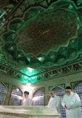 تصاویری از رهبر شهید انقلاب در مراسم غبارروبی حرم مطهر رضوی