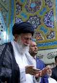 تصاویری از رهبر شهید انقلاب در مراسم غبارروبی حرم مطهر رضوی