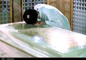 تصاویری از رهبر شهید انقلاب در مراسم غبارروبی حرم مطهر رضوی