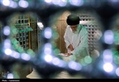 تصاویری از رهبر شهید انقلاب در مراسم غبارروبی حرم مطهر رضوی