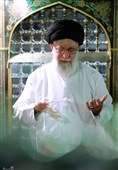 تصاویری از رهبر شهید انقلاب در مراسم غبارروبی حرم مطهر رضوی