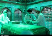 تصاویری از رهبر شهید انقلاب در مراسم غبارروبی حرم مطهر رضوی