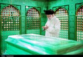 تصاویری از رهبر شهید انقلاب در مراسم غبارروبی حرم مطهر رضوی