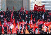 Скорбящий народ Ирана совершил молитву над телом мученика-лидера Исламской революции