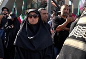 حضور شینا انصاری در مراسم تشییع رهبر شهید انقلاب