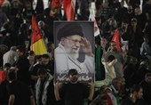 مسجد جمکران بمدینة قم یکتظ بالحشود قبل ساعات من انطلاق مراسم تشییع الإمام الشهید