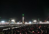 مسجد جمکران ساعاتی پیش از آغاز مراسم تشییع امام شهید مملو از جمعیت شد