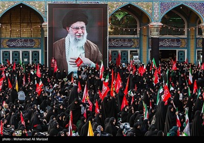 ملایین المشیّعین یؤدون الصلاة على جثمان الإمام الخامنئی الشهید (رض) فی قم