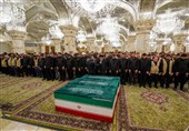 إقامة الصلاة على الجثمان الطاهر لقائد الأمة الشهید فی العتبة المقدسة لأمیر المؤمنین (ع)