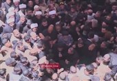 آیة الله الحکیم یؤمّ الصلاة على جثمان الإمام الشهید فی مرقد الإمام علی (ع) بالنجف