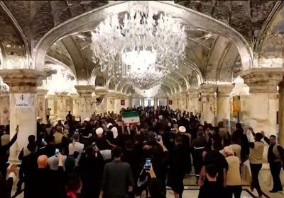 Совершение молитвы над священным телом имама-мученика, возглавляемой аятоллой Хакимом, в святилище имама Али(мир ему)