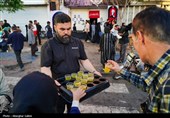 Скорбящие в Мешхеде на последнем прощании с мучеником-лидером Ирана