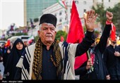 Скорбящие в Мешхеде на последнем прощании с мучеником-лидером Ирана