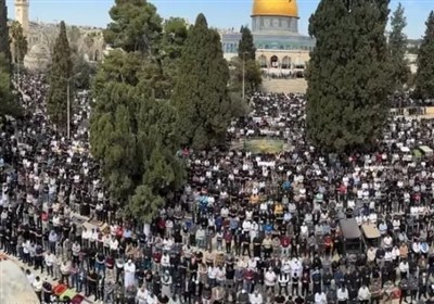بمشاركة 70 ألف مصلٍ.. أهالي القدس والضفة يتحدون قيود الاحتلال ويصلّون في المسجد الأقصى