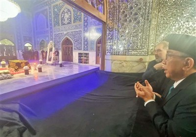 ادای احترام  وزیر خارجه و رئیس مجلس اندونزی در مرقد قائد شهید ایران