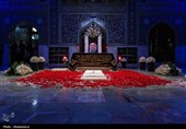 حضور مردم عزادار برای زیارت مزار مطهر رهبر شهید انقلاب در رواق دارالذکر