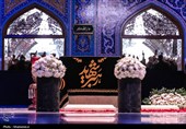 حضور مردم عزادار برای زیارت مزار مطهر رهبر شهید انقلاب در رواق دارالذکر