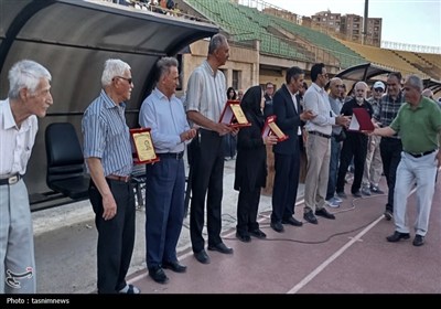 زنده نگه داشتن نام بزرگان فوتبال کردستان در یک دیدار خاطره‌انگیز+تصویر